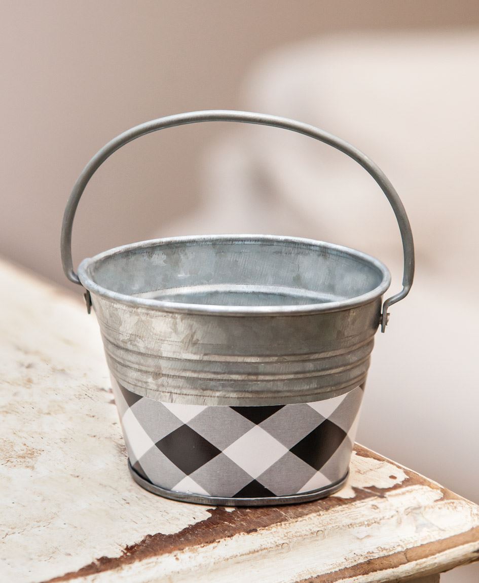 https://retail.colhousedesigns.com/content/images/thumbs/0007974_black-white-buffalo-check-mini-oval-pail.jpeg